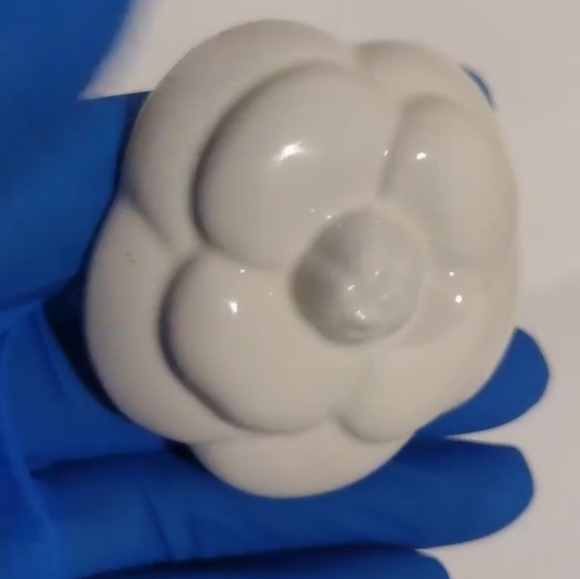 Ceramic Chanel flower NIB - Picture 2 of 5